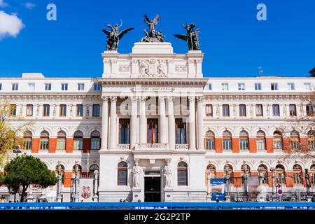 Façade de détail. Le palais de Fomento, également connu sous le nom de bâtiment du ministère de l'Agriculture, est un immeuble de bureaux du XIXe siècle à Madrid, en Espagne. De Banque D'Images