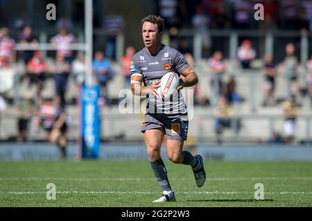 Leigh, Royaume-Uni. 12 juin 2021. James Maloney (6) de Catalans Dragons avance avec le ballon à Leigh, au Royaume-Uni, le 6/12/2021. (Photo de Simon Whitehead/News Images/Sipa USA) crédit: SIPA USA/Alay Live News Banque D'Images