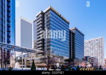 Vue sur le quartier des affaires de l'AZCA depuis sa frontière avec l'avenue du général Perón. AZCA est un quartier financier de Madrid, Espagne. Le quartier des affaires, wh Banque D'Images