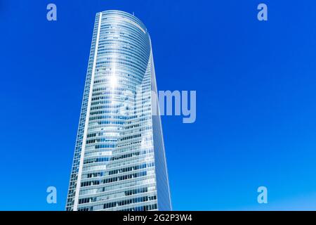 La tour spatiale Torre Espacio est un gratte-ciel de Madrid, en Espagne, mesurant 230 mètres de haut et contenant 57 étages. C'est actuellement le quatrième talle Banque D'Images
