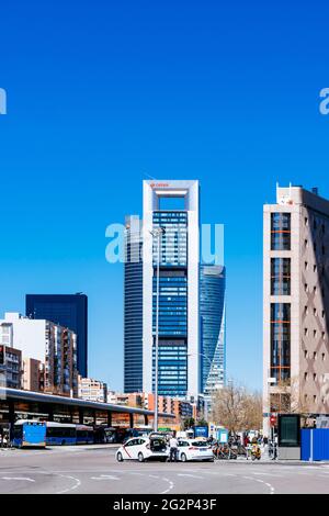 Le quartier d'affaires four Towers, vu de la Plaza de Castilla, est un quartier d'affaires situé dans le Paseo de la Castellana à Madrid, Comunidad de Madri Banque D'Images