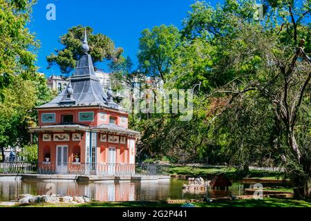 Casita del Pescador del Buen Retiro est l'une des petites constructions folles et romantiques que le roi Fernando VII a ordonné de construire dans le parc Retiro, Banque D'Images