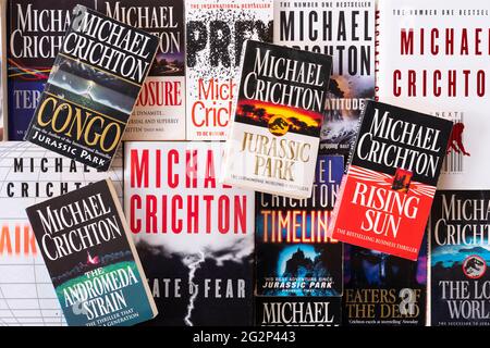 Une sélection de livres de livres de hardback et de paperback les plus vendus par l'auteur Michael Crichton dans une pile Banque D'Images