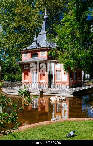 Casita del Pescador del Buen Retiro est l'une des petites constructions folles et romantiques que le roi Fernando VII a ordonné de construire dans le parc Retiro, Banque D'Images