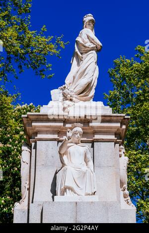 Détails. Statue assise d'Isabel la Católica. Isabella I de Castille. La fontaine de Cuba a été construite dans le premier tiers du XXe siècle comme un commemo Banque D'Images