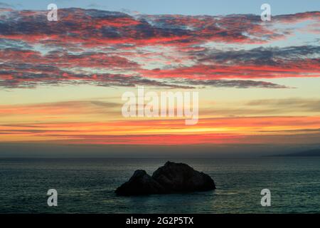 Ciel vibrant au-dessus des îles Seal Rock via la Cliff House Banque D'Images
