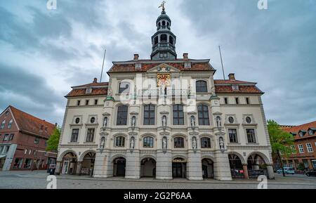 Beaux vieux bâtiments dans la ville historique de Luneburg Allemagne - VILLE DE LUENEBURG, ALLEMAGNE - 10 MAI 2021 Banque D'Images