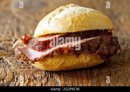 pain de viande bavarois dans un petit pain Banque D'Images