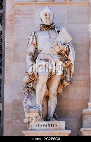 Statue de Cervantes, à l'extérieur de la Biblioteca Nacional de España. Miguel de Cervantes Saavedra était un écrivain espagnol largement considéré comme le plus grand bref Banque D'Images