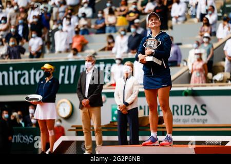 Paris, France. 12 juin 2021. Barbora Krejcikova de République tchèque présente le trophée lors du tournoi de tennis Grand Chelem 2021 à Roland Garros, Paris, France. Frank Molter/Alamy Actualités en direct Banque D'Images