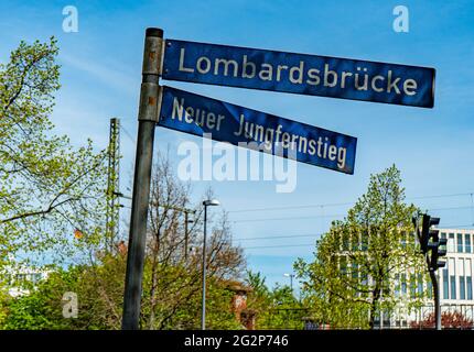 StreetSigns à Hambourg Jungfernstieg - VILLE DE HAMBOURG, ALLEMAGNE - 10 MAI 2021 Banque D'Images