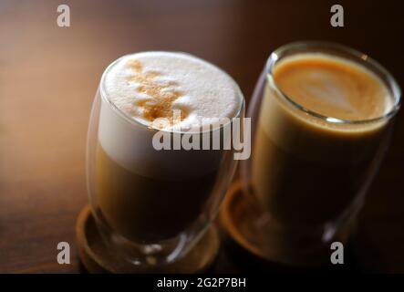 Photos de délicieux café et de latte dans la soirée dans un café Banque D'Images