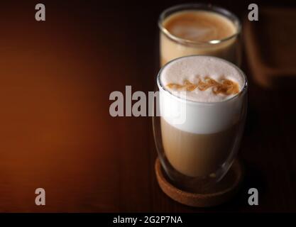 Photos de délicieux café et de latte dans la soirée dans un café Banque D'Images