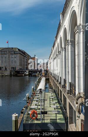 Belle Alster Arcades dans la ville de Hambourg appelée Alsterarkaden - VILLE DE HAMBOURG, ALLEMAGNE - 10 MAI 2021 Banque D'Images