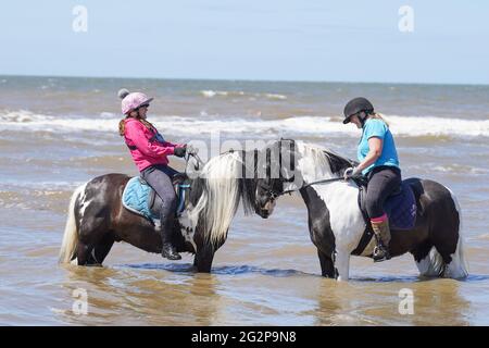 Formby, Royaume-Uni. 12 juin 2021. Cara Cook, 43 ans, et Sam Cook, 13 ans, profitez du temps chaud sur la plage de Formby à Merseyside. Crédit photo: Ioannis Alexopoulos/Alay Live News Banque D'Images