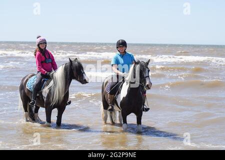 Formby, Royaume-Uni. 12 juin 2021. Cara Cook, 43 ans, et Sam Cook, 13 ans, profitez du temps chaud sur la plage de Formby à Merseyside. Crédit photo: Ioannis Alexopoulos/Alay Live News Banque D'Images