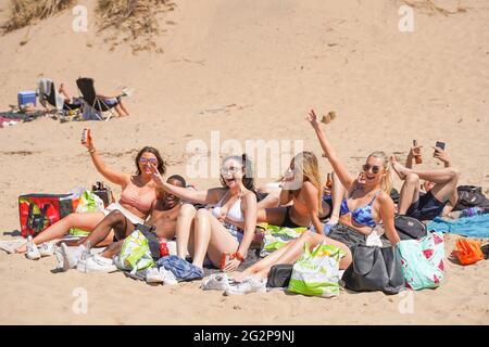 Formby, Royaume-Uni. 12 juin 2021. Les jeunes apprécient le temps chaud sur la plage de Formby à Merseyside. Crédit photo: Ioannis Alexopoulos/Alay Live News Banque D'Images