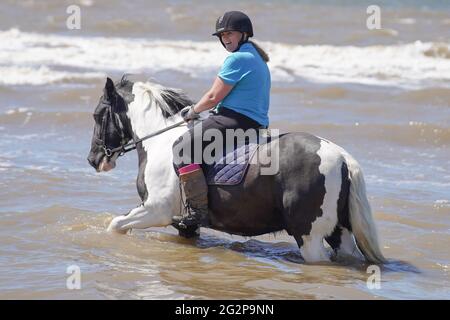 Formby, Royaume-Uni. 12 juin 2021. Cara Cook, 43 ans, bénéficie du temps chaud sur la plage de Formby à Merseyside. Crédit photo: Ioannis Alexopoulos/Alay Live News Banque D'Images