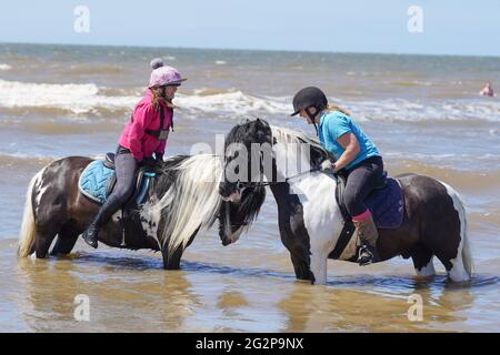 Formby, Royaume-Uni. 12 juin 2021. Cara Cook, 43 ans, et Sam Cook, 13 ans, profitez du temps chaud sur la plage de Formby à Merseyside. Crédit photo: Ioannis Alexopoulos/Alay Live News Banque D'Images