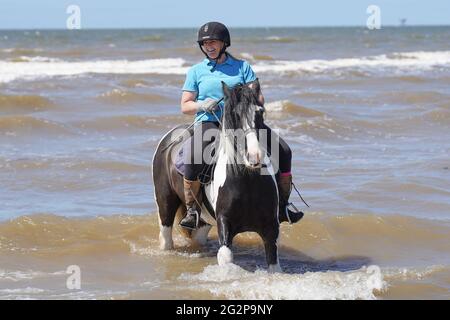 Formby, Royaume-Uni. 12 juin 2021. Cara Cook, 43 ans, bénéficie du temps chaud sur la plage de Formby à Merseyside. Crédit photo: Ioannis Alexopoulos/Alay Live News Banque D'Images