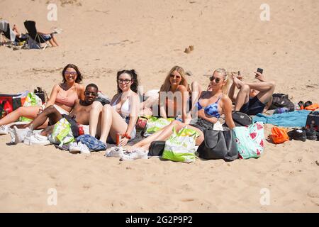 Formby, Royaume-Uni. 12 juin 2021. Les jeunes apprécient le temps chaud sur la plage de Formby à Merseyside. Crédit photo: Ioannis Alexopoulos/Alay Live News Banque D'Images