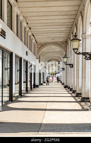 Belle Alster Arcades dans la ville de Hambourg appelée Alsterarkaden - VILLE DE HAMBOURG, ALLEMAGNE - 10 MAI 2021 Banque D'Images