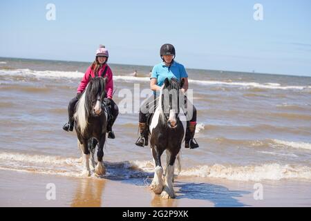 Formby, Royaume-Uni. 12 juin 2021. Cara Cook, 43 ans, et Sam Cook, 13 ans, profitez du temps chaud sur la plage de Formby à Merseyside. Crédit photo: Ioannis Alexopoulos/Alay Live News Banque D'Images