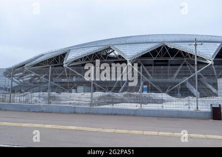 Samara, Russie - 11 avril 2021 : stade de football Solidarnost Arena en journée nuageux. Également connu sous le nom de Samara Arena, qui accueille les matchs de football FIFA 2018 Banque D'Images