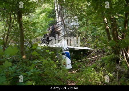 Montabaur, Allemagne. 12 juin 2021. Des parties d'un petit avion se trouvent dans une zone boisée près de l'aérodrome après un écrasement. Un passager a été tué et une autre personne a été grièvement blessée. Crédit : Thomas Frey/dpa/Alay Live News Banque D'Images