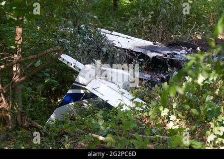 Montabaur, Allemagne. 12 juin 2021. Des parties d'un petit avion se trouvent dans une zone boisée près de l'aérodrome après un écrasement. Un passager a été tué et une autre personne a été grièvement blessée. Crédit : Thomas Frey/dpa/Alay Live News Banque D'Images