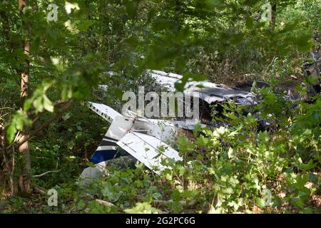 Montabaur, Allemagne. 12 juin 2021. Des parties d'un petit avion se trouvent dans une zone boisée près de l'aérodrome après un écrasement. Un passager a été tué et une autre personne a été grièvement blessée. Crédit : Thomas Frey/dpa/Alay Live News Banque D'Images