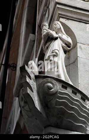 Ancien temple votif en forme de bateau au coin d'un bâtiment historique dans le centre-ville de lucques (toscane, Italie), avec la statue vierge de marie Banque D'Images