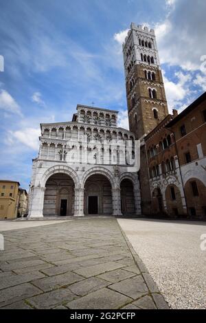 Vue sur la cathédrale de Lucques, ville célèbre dans la campagne de toscane (Italie). L'église et la place sont dédiées à saint martin de tours Banque D'Images