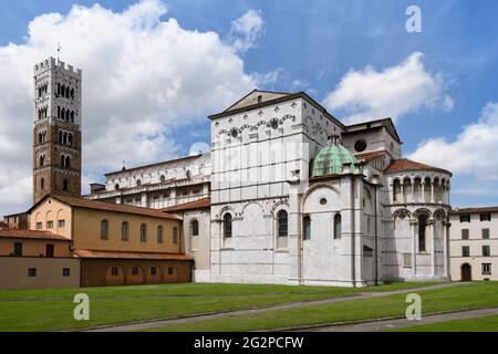 Vue sur la cathédrale de Lucques, ville célèbre dans la campagne de toscane (Italie). L'église et la place sont dédiées à saint martin de tours Banque D'Images