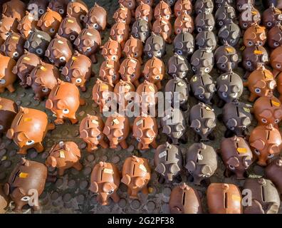 rue stalle avec un troupeau de cochons en céramique, banques de pigeons de différentes tailles dans un marché de rue, stand vendant des banques de pigeons artisanaux, vue de dessus Banque D'Images