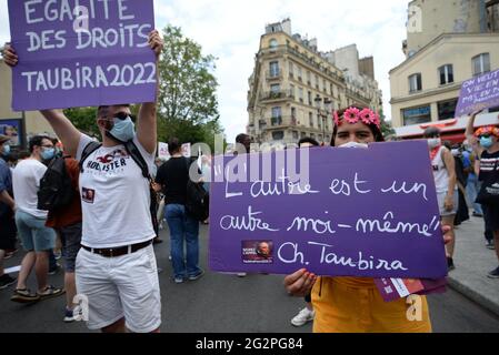 Paris, près de 10,000 personnes ont défilé de la place de Clichy à la place de la République, contre l'extrême droite et ses idées Banque D'Images