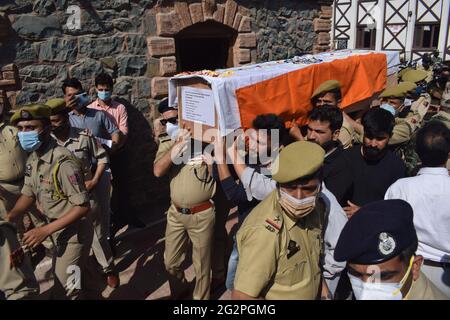 Sopore, Cachemire. 12 juin 2021. Cérémonie de pose de couronne de deux policiers tués. Au moins deux membres du personnel de sécurité et deux civils ont été tués lors d'une attaque militante à Sopore, au nord du Cachemire. Au moins trois autres personnes, dont un policier, ont été blessées lors de l'attaque. Ils ont tiré sur un groupe conjoint de la Force de police de la Réserve centrale (FCRF) et de la police près de main Chowk Sopore, dans le district de Baramulla, à Jammu-et-Cachemire. Banque D'Images