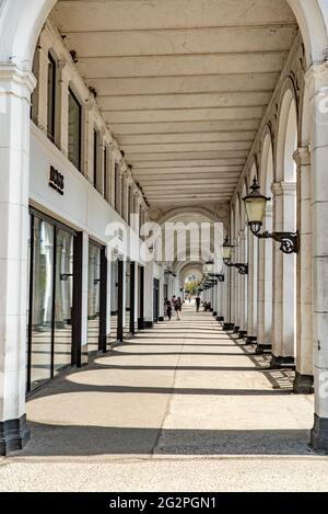 Belle Alster Arcades dans la ville de Hambourg appelée Alsterarkaden - VILLE DE HAMBOURG, ALLEMAGNE - 10 MAI 2021 Banque D'Images