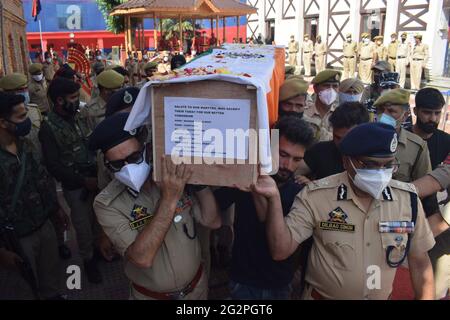 Sopore, Cachemire. 12 juin 2021. Cérémonie de pose de couronne de deux policiers tués. Au moins deux membres du personnel de sécurité et deux civils ont été tués lors d'une attaque militante à Sopore, au nord du Cachemire. Au moins trois autres personnes, dont un policier, ont été blessées lors de l'attaque. Ils ont tiré sur un groupe conjoint de la Force de police de la Réserve centrale (FCRF) et de la police près de main Chowk Sopore, dans le district de Baramulla, à Jammu-et-Cachemire. Banque D'Images