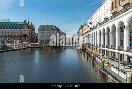 Belle Alster Arcades dans la ville de Hambourg appelée Alsterarkaden - VILLE DE HAMBOURG, ALLEMAGNE - 10 MAI 2021 Banque D'Images