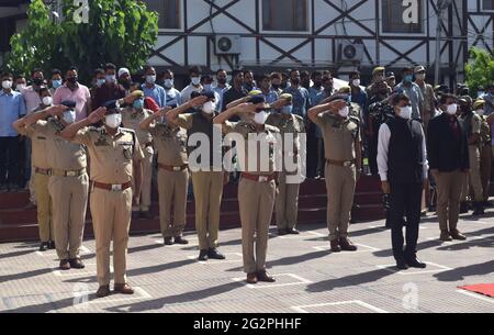 Sopore, Cachemire. 12 juin 2021. Cérémonie de pose de couronne de deux policiers tués. Au moins deux membres du personnel de sécurité et deux civils ont été tués lors d'une attaque militante à Sopore, au nord du Cachemire. Au moins trois autres personnes, dont un policier, ont été blessées lors de l'attaque. Ils ont tiré sur un groupe conjoint de la Force de police de la Réserve centrale (FCRF) et de la police près de main Chowk Sopore, dans le district de Baramulla, à Jammu-et-Cachemire. Banque D'Images