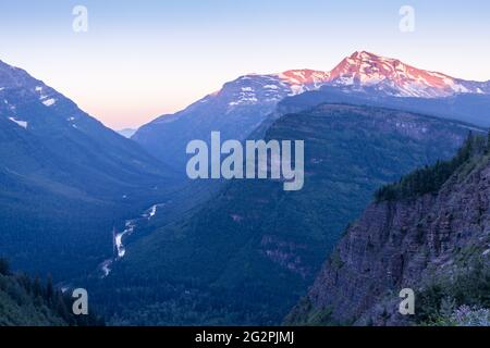 Lever du soleil tôt le matin sur les montagnes de Heaven Peak. Vue depuis la route du soleil dans le parc national de Glacier, dans le Montana Banque D'Images