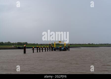 Vue sur le port et le quai d'atterrissage pour le ferry traversant l'Elbe à Brunsbuettel Banque D'Images