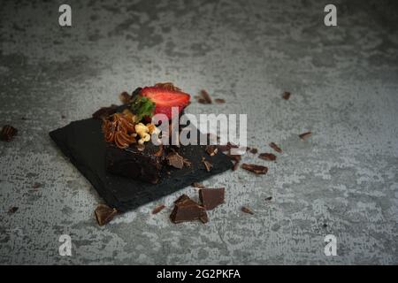 gâteau au chocolat avec fraises sur fond gris Banque D'Images
