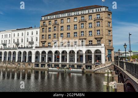 Belle Alster Arcades dans la ville de Hambourg appelée Alsterarkaden - VILLE DE HAMBOURG, ALLEMAGNE - 10 MAI 2021 Banque D'Images