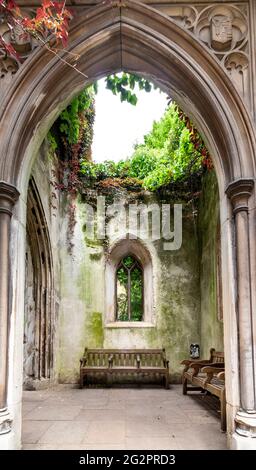 LONDRES ANGLETERRE CHURCH ST DUNSTAN DANS L'EST ARCHE ENTRÉE ET BANCS Banque D'Images