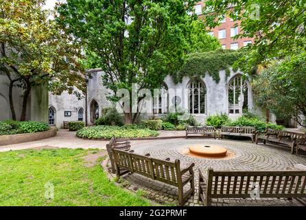 LONDRES ANGLETERRE CHURCH ST DUNSTAN DANS L'EST LE JARDIN ET BANCS EN BOIS Banque D'Images