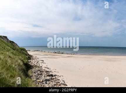 Une belle plage de sable blanc avec de hautes dunes de sable herbeuses derrière Banque D'Images