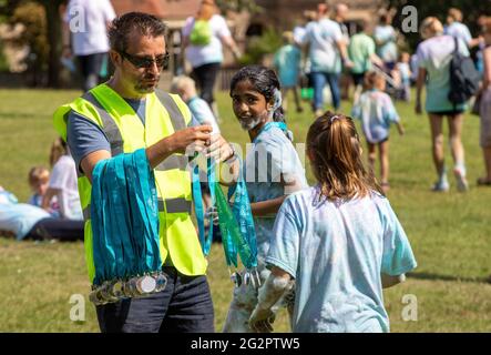 L'aide à hiviz donne des médailles aux coureurs de fin à la collecte de fonds de la ruée sur la bulle de St Elizabeth Hospice Banque D'Images