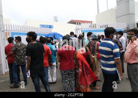 Kolkata, Inde. 12 juin 2021. Le bénéficiaire âgé de plus de 18 ans attend depuis longtemps pour recevoir le vaccin Covid-19 dans un centre de vaccination. Un hôpital privé en ligne réserver le et organiser la vaccination Covid-19 à Kolkata City. (Photo de Dipa Chakraborty/Pacific Press) crédit: Pacific Press Media production Corp./Alay Live News Banque D'Images